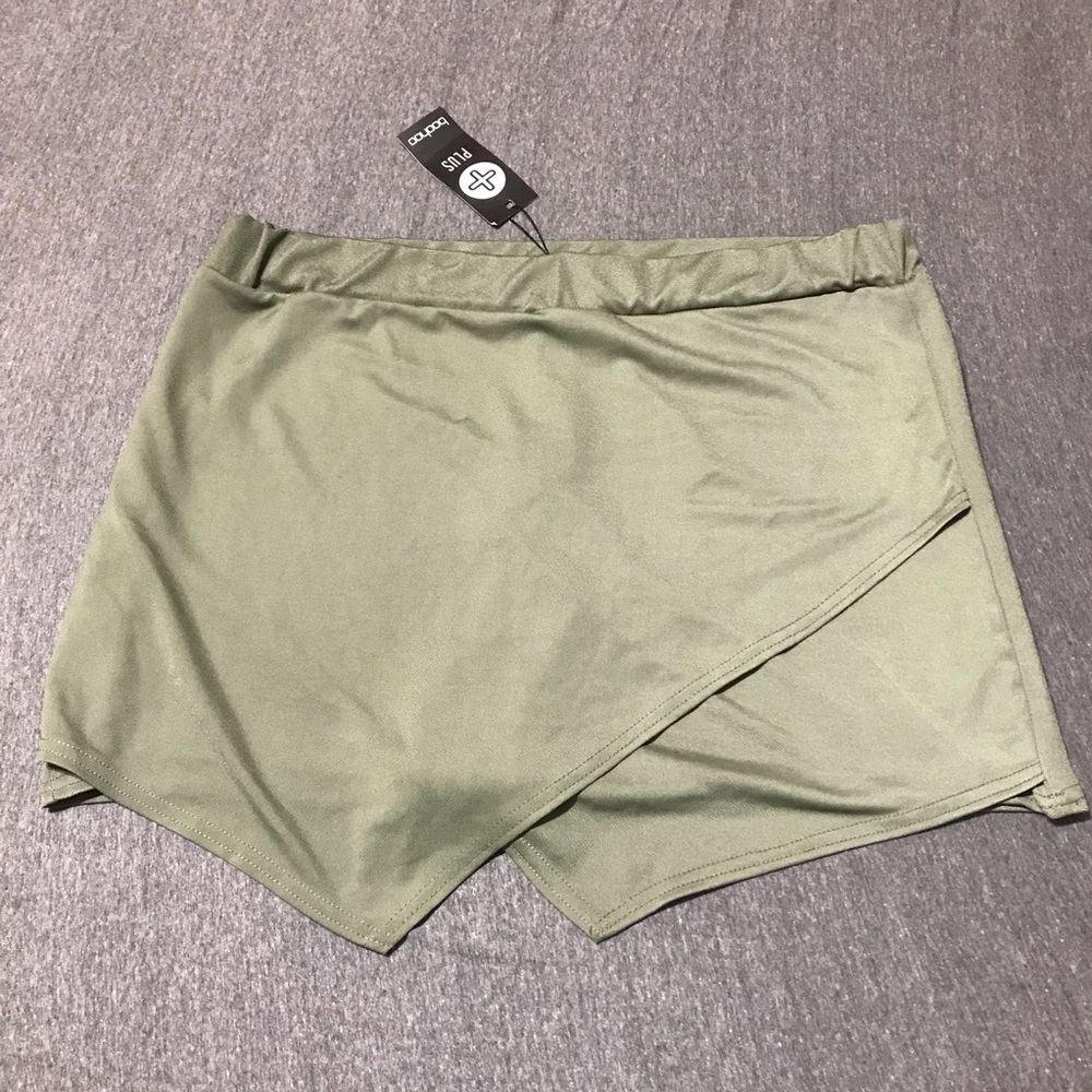NWT boohoo plus green envelope wrap skort